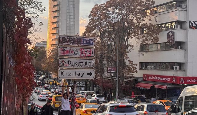 Kızılay tabelası, bir kez daha yenilendi