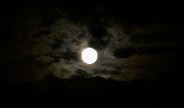 Manisa semalarında büyüleyici dolunay manzarası