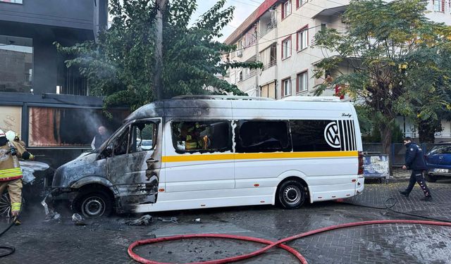 Minibüste çıkan yangın, otomobile sıçradı