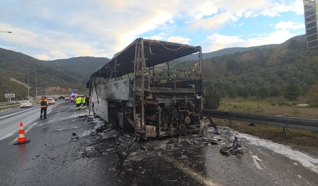 Öğrencileri taşıyan otobüs, alev topuna döndü