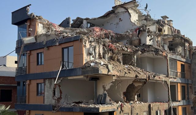 Ordu'da çatlaklar oluşan bina yıkılacak