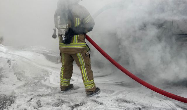 Otomobil alev alev yandı!