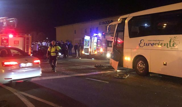 Otomobil ve tur otobüsü çarpıştı