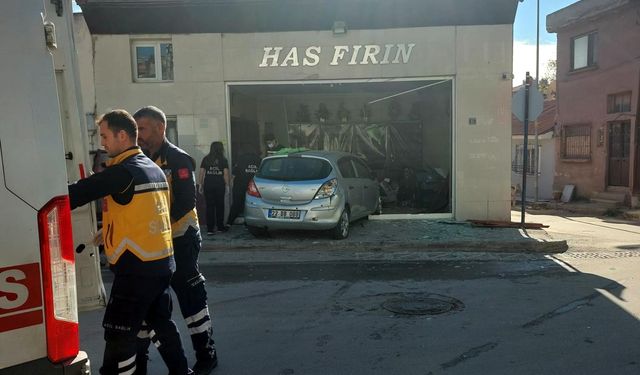 Otomobilin fırına daldığı kaza kamerada
