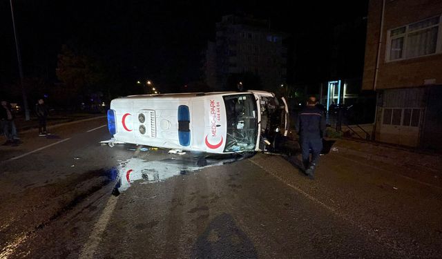 Otomobille ambulans çarpıştı!