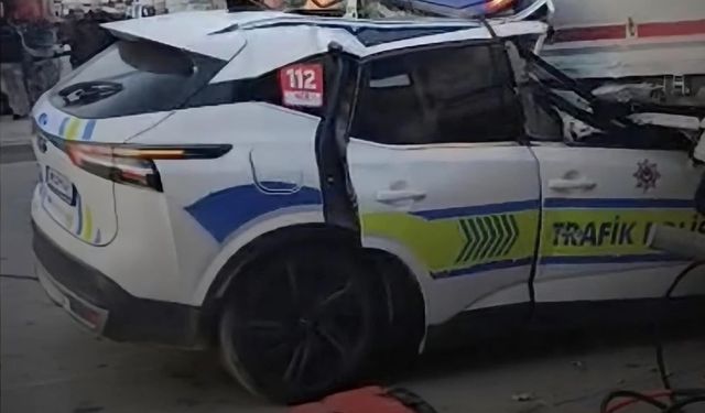 Polis aracı TIR'a çarptı, 1 şehit!