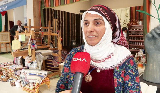 Poşetleri ip yapıp, eşyaya dönüştürdü