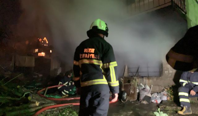 Rize’de Binanın Kömürlüğünde Yangın Söndürüldü