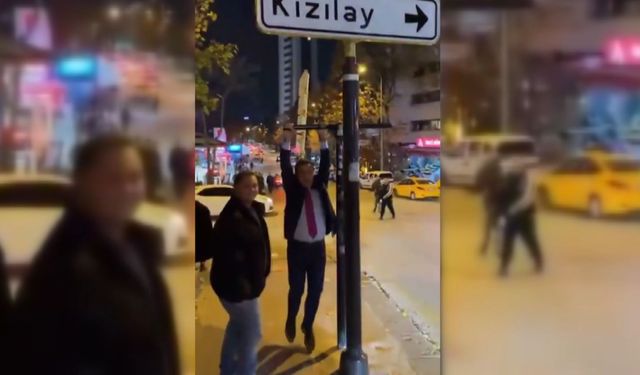 Sarıgül, popüler olan Kızılay tabelası önünde gençlerle görüştü