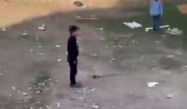 Siren testi sırasında çocuklar esas duruşa geçti