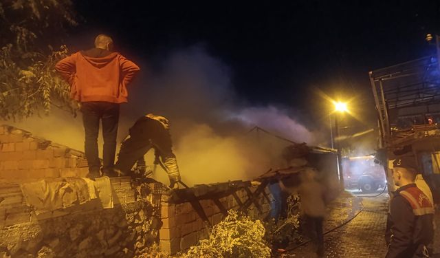 Turgutlu'da iki ev alevlere teslim oldu