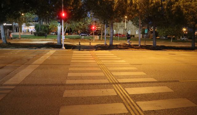 Yaya geçidinden geçerken otomobil çarptı