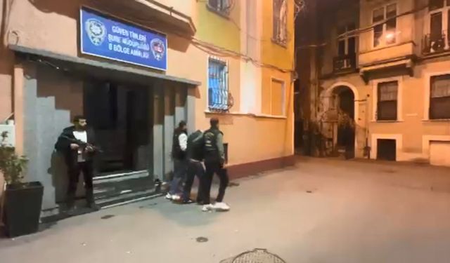 Yere düşen telefonu alıp kaçtı!