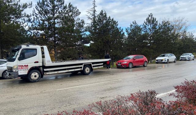 Yoluna karşına geçmek isteyen yayalara çarptı!