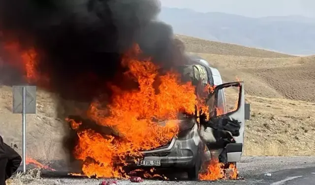 Seyir halinde minibüs alev aldı!