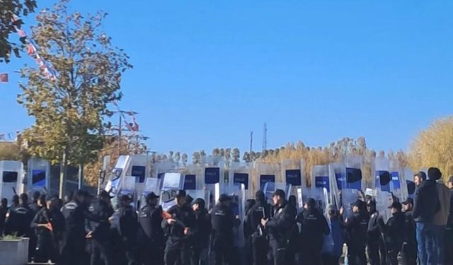 VAN YYÜ’de Ceset Bulundu; Tepki Gösteren Öğrencilere Müdahale!