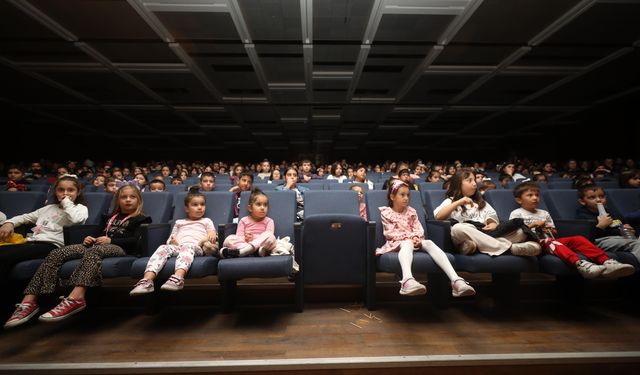 Yenimahalle’de Ara Tatil Şenliği: Minikler “Sihirli Kütüphane” ile Tiyatro Keyfine Başladı