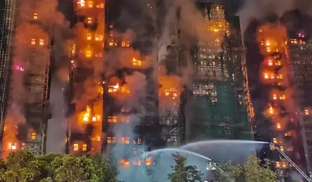 Hong Kong’da Şiddetli Yangın: Çok Katlı Binada Alevler Gökyüzünü Aydınlattı