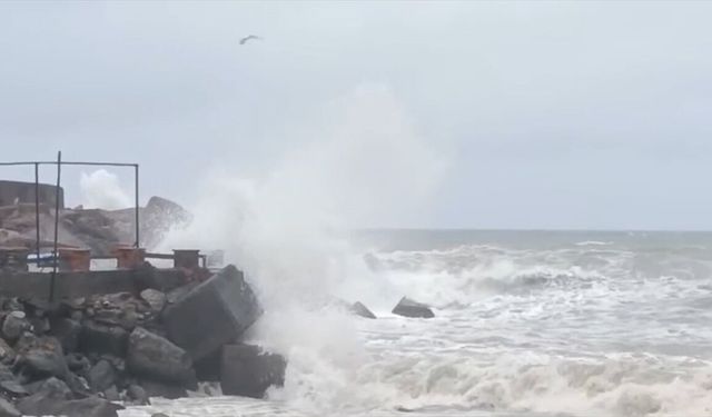 Akçakoca’da Kuvvetli Rüzgâr Dalgaları Yükseltti