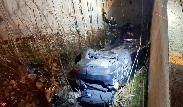 Beypazarı'nda otomobil bahçeye girdi, 2 yaralı!