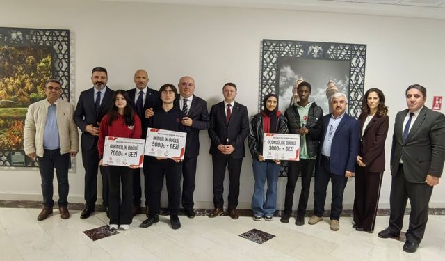 Bilgi yarışmasında dereceye giren öğrenciler ödüllendirildi