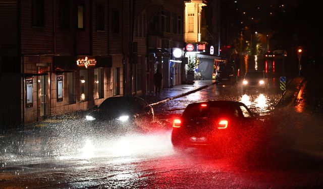 İstanbul'da sağanak hayatı felç etti