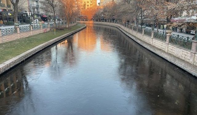 Porsuk Çayı buz tuttu!