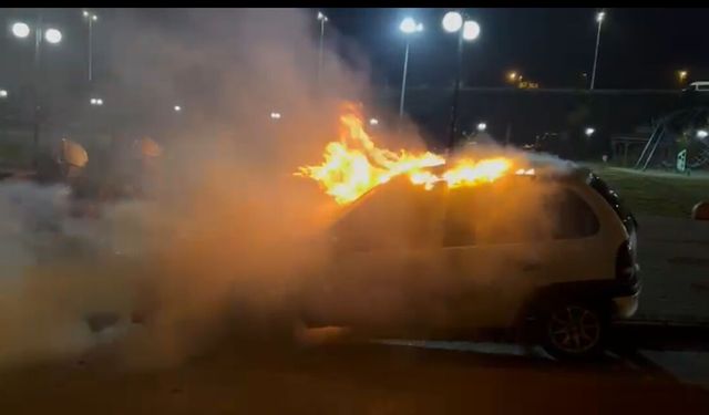 Yozgat’ta Park Halindeki Otomobil Alev Aldı