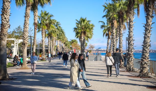 Antalya'da aralık ayında denize girdiler