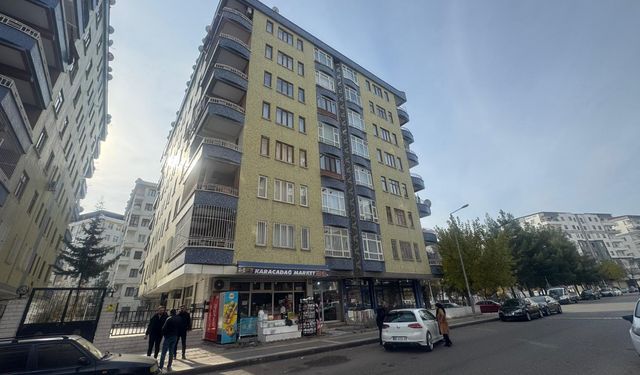 Bebeğini camdan aşağı attı!