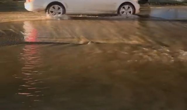 Bodrum’da su hattı patladı, asfalt çöktü