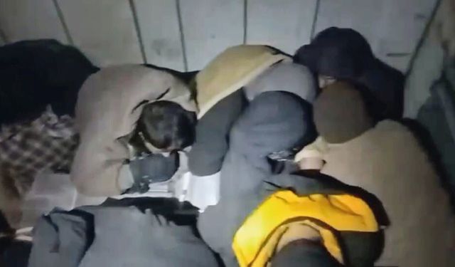 Demir yüklü TIR'ın dorsesinden 37 kaçak göçmen çıktı