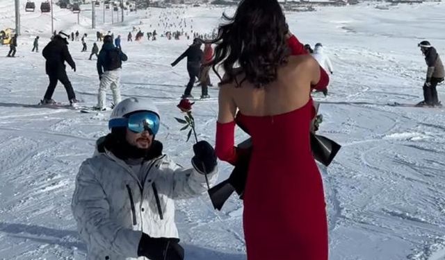 Erciyes’te Kırmızı Elbiseli Kayakçıdan Gül Sürprizi