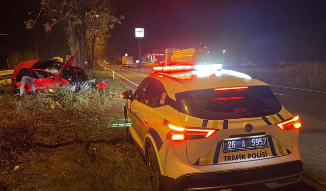 Eskişehir’de Otomobil Refüjdeki Ağaçlara Çarptı