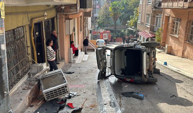 Hafif ticari araç, duvara çarpıp devrildi