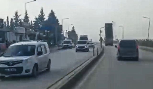 Hatay'da kamyonun açık kalan damperi, trafik lambasına çarptı