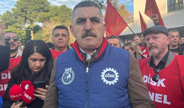 İzmir'de belediye işçileri 'çıplak ayak' eylemi