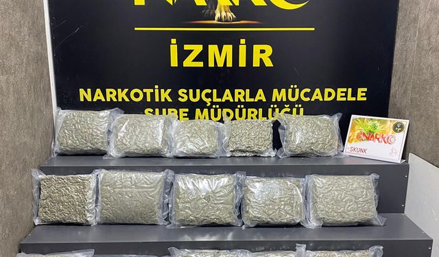 İzmir'de durdurulan araçta 21 kilo skunk ele geçirildi