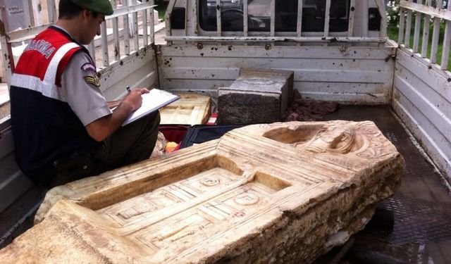 Kamyonette tapınak taşı ve aslan başı ele geçirildi