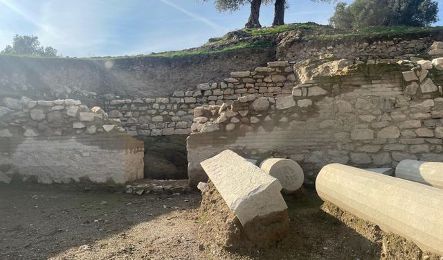 Metropolis Antik Kenti’nde 2 Bin 200 Yıllık Tanrıça Başı Bulundu