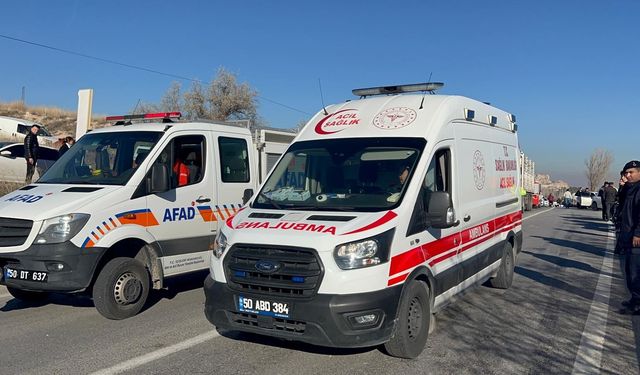 Nevşehir'de yolcu midibüsü ile otomobil feci çarpıştı