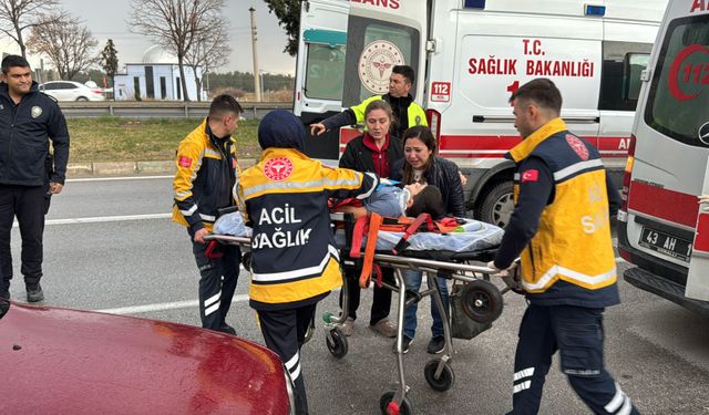 Otomobil park halindeki TIR'a çarptı!