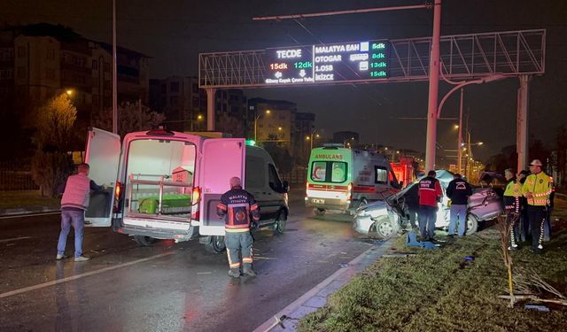 Otomobil trambüs direğine çarptı!