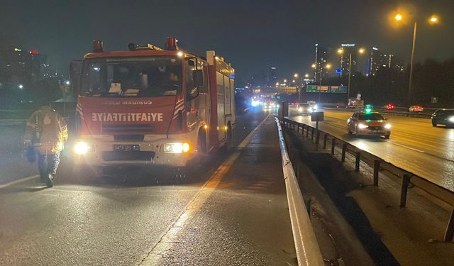 Otomobilde Uyuyan Sürücüyü İtfaiye Uyandırdı