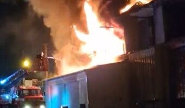 Sakarya’da nalbur dükkanında gece yangını
