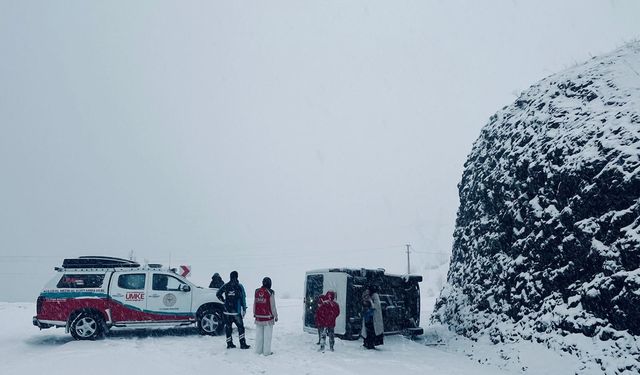 Siirt'te yolcu minibüsü devrildi