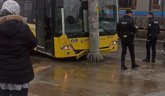 Sultangazi'de İETT otobüsü kayarak direğe çarptı