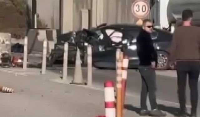 TEM'de otomobil, gişenin beton bariyerine çarptı