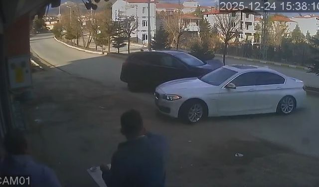 Tufanbeyli’de İki Otomobil Çarpıştı, O Anlar Kamerada