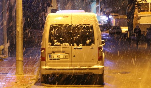 Van Merkez Beyaza Büründü: Yılın İlk Karı Düştü